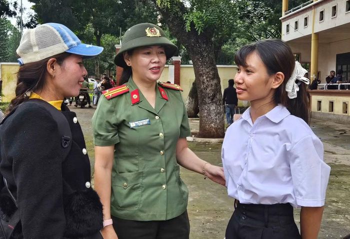 Cán bộ, chiến sĩ nhà trường động viên phụ huynh và học sinh đến nhập học.