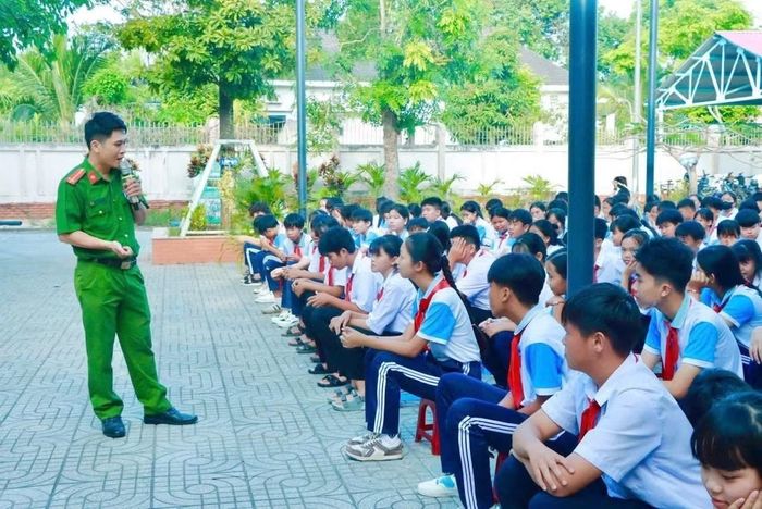 Công an xã Đất Đỏ tuyên truyền về phòng, chống ma túy cho 425 học sinh của Trường THCS Láng Dài.