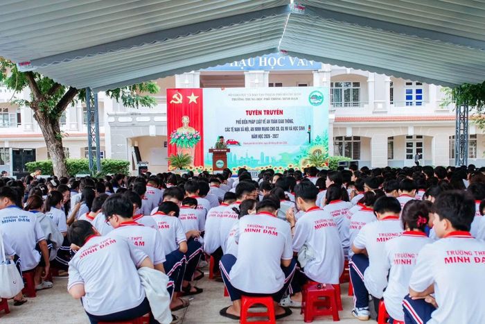 Công an xã Long Hải phối hợp với Phòng CSGT Công an TP Hồ Chí Minh tuyên truyền nhận diện ma túy, an toàn mạng cho 1.285 học sinh Trường THPT Minh Đạm.
