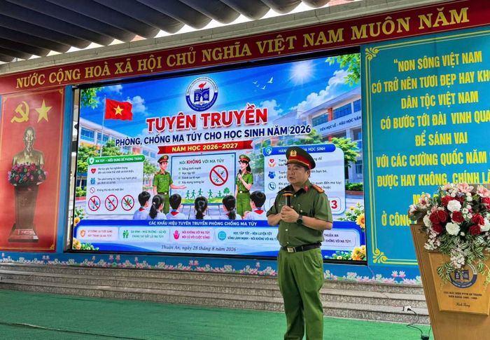 Công an phường Thuận An tuyên truyền, phổ biến kiến thức pháp luật về phòng, chống ma túy tại Trường THCS Trịnh Hoài Đức.