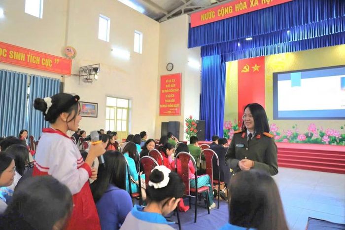 Báo cáo viên trực tiếp trao đổi tại Chương trình “Tham vấn tâm lý học đường góp phần hạn chế tình hình trẻ hóa tội phạm hiện nay”.