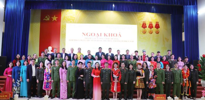 Chương trình “Tham vấn tâm lý học đường góp phần hạn chế tình hình trẻ hóa tội phạm hiện nay” tại Trường PTDTNT tỉnh Tuyên Quang.
