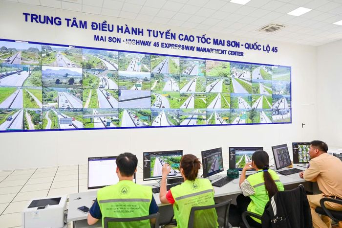 Lực lượng chức năng sử dụng hệ thống giám sát để đảm bảo TTATGT.