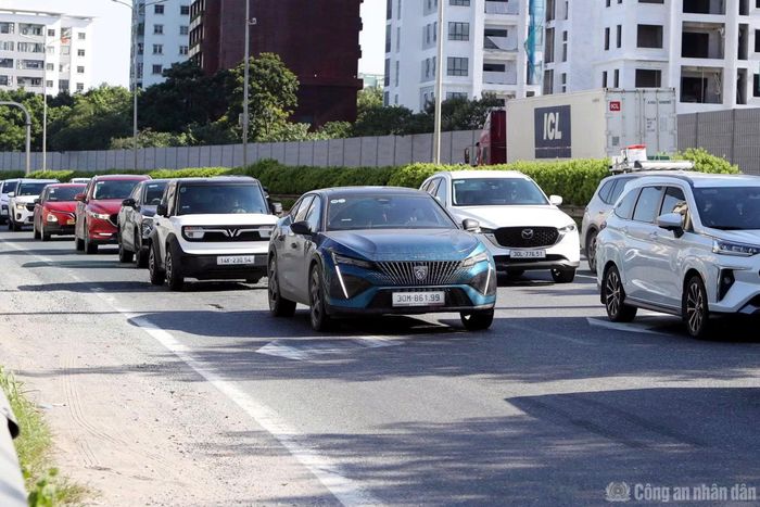 Theo Đội CSGT đường bộ cao tốc số 3 (Cục CSGT), lưu lượng phương tiện có thể gia tăng trong tối nay. Đơn vị đã phối hợp cùng các địa phương như Thanh Hóa, Ninh Bình để điều tiết phương tiện vào cao tốc từ xa. Tại điểm cuối vào trung tâm TP Hà Nội, đơn vị sẽ phối hợp cùng Đội CSGT số 14 (Phòng CSGT Công an TP Hà Nội) hướng dẫn, điều tiết các phương tiện lưu thông.
