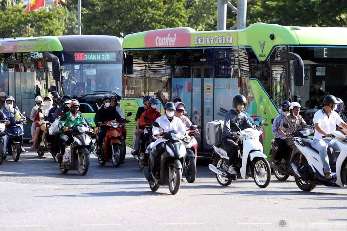 Thời tiết hôm nay nắng nóng oi bức khiến người dân có phần mệt mỏi sau hành trình từ quê trở lại Hà Nội.