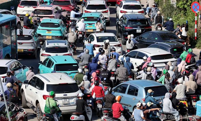Cục CSGT khuyến cáo người dân không nên tập trung xuất phát cùng một thời điểm theo tâm lý đám đông. Người dân cần chủ động theo dõi tình hình giao thông, lựa chọn lộ trình phù hợp và chấp hành hướng dẫn của lực lượng chức năng khi đi qua những khu vực đông phương tiện.
