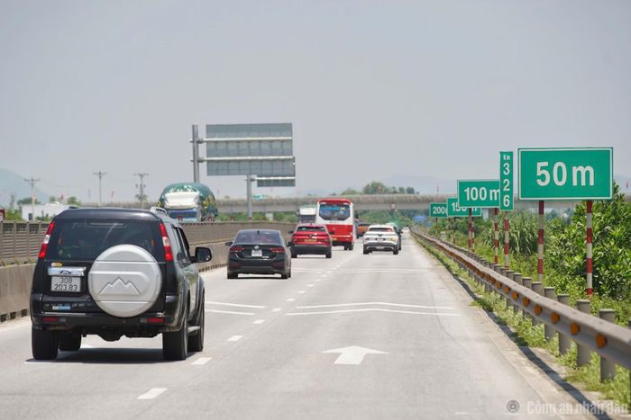 Các phương tiện di chuyển thuận lợi, tuân thủ đúng khoảng cách an toàn trên cao tốc.