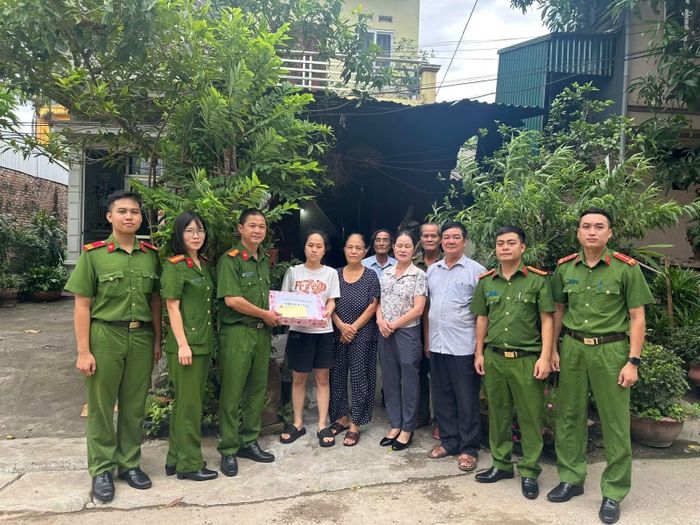 Đoàn công tác của Công an phường Thanh Miếu thăm, tặng quà gia đình em Nguyễn Hồ Bảo Châu.