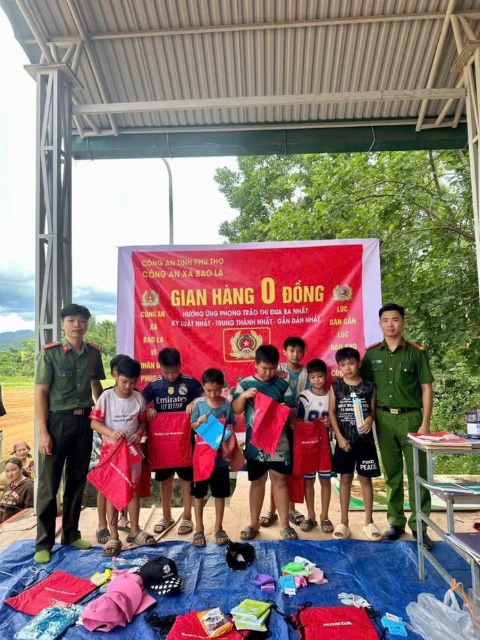 Ấm áp “Gian hàng 0 đồng” tại xã Bao La.