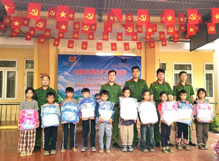  Công an xã Pà Cò phối hợp với các nhà hảo tâm tổ chức chương trình "Trao yêu thương - Nâng bước em đến trường". 