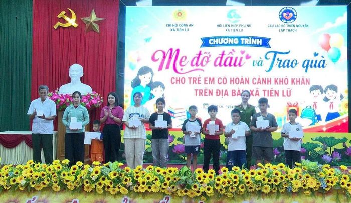 Công an xã Tiên Lữ phối hợp tổ chức chương trình "Mẹ đỡ đầu" và trao quà tặng em nhỏ có hoàn cảnh khó khăn.