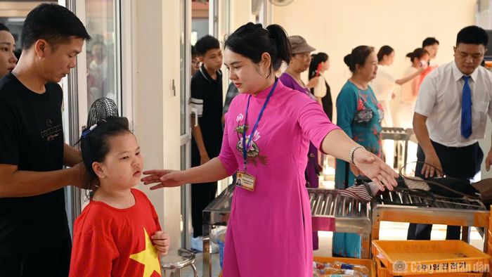 Người dân được hướng dẫn qua khu vực kiểm tra an ninh trước khi vào Lăng viếng Bác.