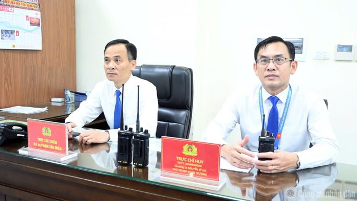 Thượng tá Nguyễn Sỹ Hà, Phó Trung đoàn trưởng Trung đoàn 375 và Đại úy Phạm Văn Miên thực hiện nhiệm vụ tại Trung tâm Chỉ huy an ninh.