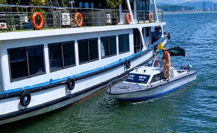 Cảnh sát đường thủy Quảng Ninh tuần tra, kiểm soát trên Vịnh Hạ Long.