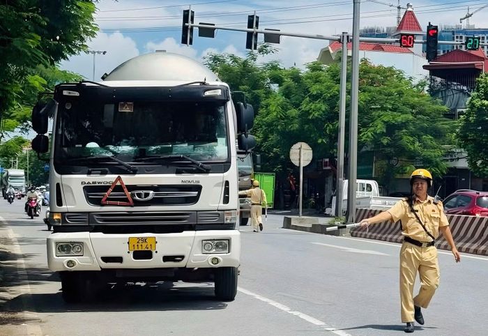 CSGT Hải Phòng kiểm soát phương tiện vào khu vực nội đô.