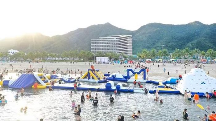 Không khí sôi động dịp nghỉ lễ tại khu du lịch Vân Đồn (Quảng Ninh).