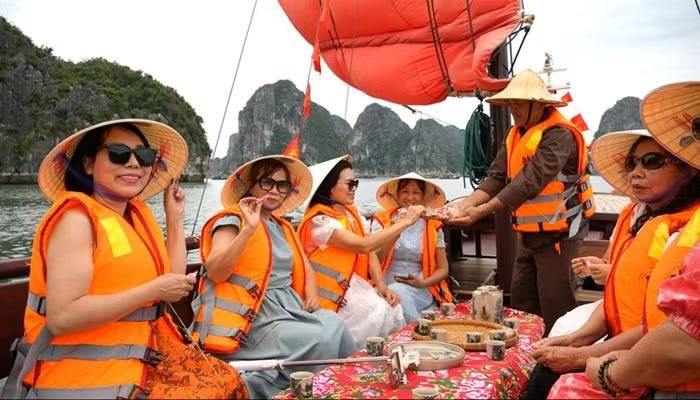 Du khách trải nghiệm trên Vịnh Hạ Long.