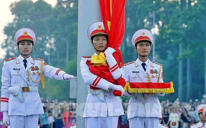 Chiến sĩ đội nghi lễ giữ Quốc kỳ chờ trước khi Quốc ca vang lên và cờ được kéo lên trong buổi sáng 2/9. Ảnh: TTXVN