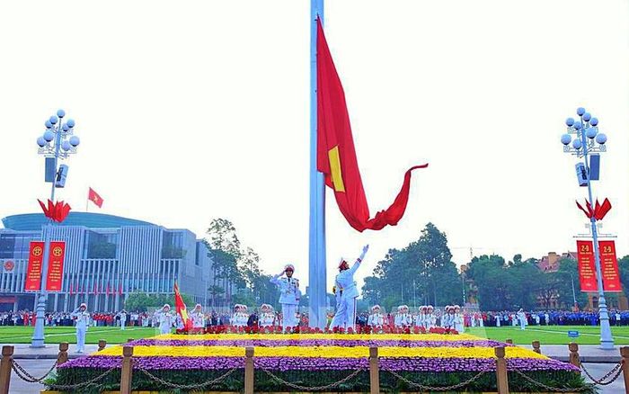 Đúng 6 giờ, Quốc kỳ được kéo lên cột cờ cao 29 m trong không khí trang nghiêm. Ảnh: TTXVN