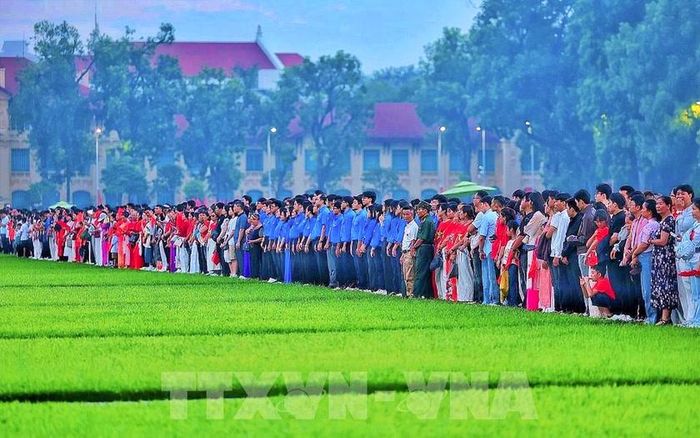 Từ sáng sớm, đông đảo người dân đã có mặt tại Quảng trường, cùng hướng về lá Quốc kỳ tung bay trước Lăng Chủ tịch Hồ Chí Minh trong thời khắc thiêng liêng của ngày Tết Độc lập. Ảnh: TTXVN