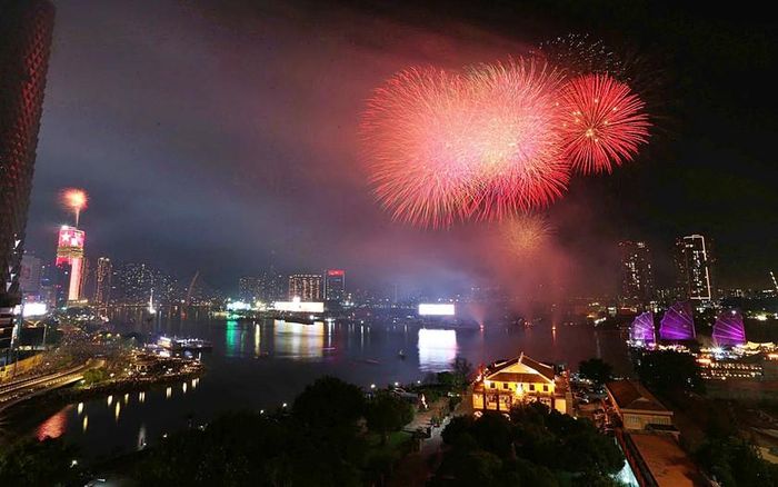 Pháo hoa rực sáng trên bầu trời Thành phố Hồ Chí Minh dịp 30/4/2026.