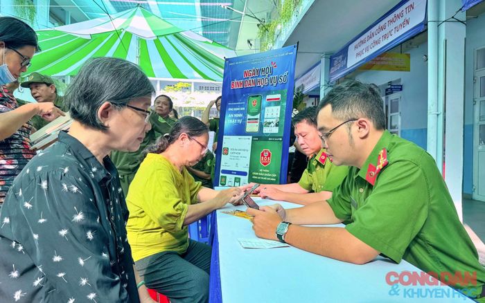 Lực lượng Công an Phường Nhiêu Lộc, Thành phố Hồ Chí Minh hướng dẫn cho người dân tải và sử dụng SOS An ninh trật tự do Công an phường Nhiêu Lộc thực hiện.