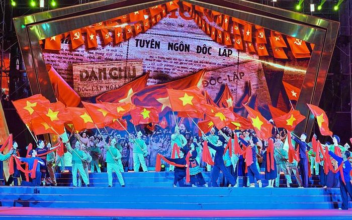 Người dân và du khách háo hức chờ pháo hoa mừng Quốc khánh 2-9. Ảnh 13: Một tiết mục Chương trình nghệ thuật "Việt Nam tự hào vững bước": Giai điệu của độc lập, hòa bình và khát vọng.