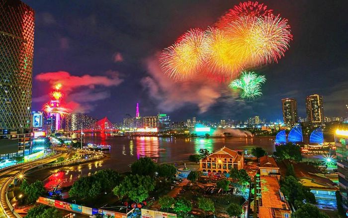 Pháo hoa soi bóng trên Bến Nhà Rồng và sông Sài Gòn.