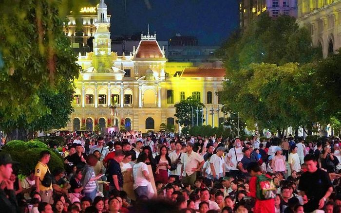 Người dân và du khách trên phố đi bộ Nguyễn Huệ chờ đón pháo hoa.