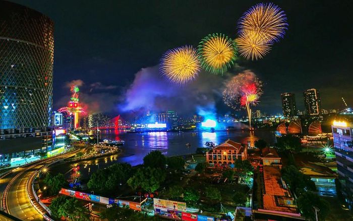 Trong khoảng 15 phút, bầu trời Thành phố Hồ Chí Minh liên tục được vẽ bằng những quầng sáng nhiều màu. Từ những tia sáng mảnh như những dải lụa, pháo hoa bất ngờ bung thành từng tầng, từng lớp, tạo nên những vòng tròn rực rỡ giữa nền trời.