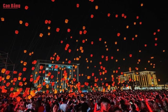 Màn thả 3.330 đèn trời lung linh giữa bầu trời đêm.