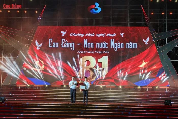 Phó Bí thư Tỉnh ủy, Chủ tịch Ủy ban Mặt trận Tổ quốc Việt Nam tỉnh Vũ Hồng Quang trao Bằng khen cho đơn vị tài trợ chương trình.