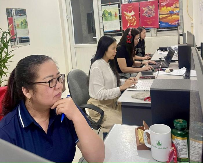 Viên chức Phòng Dân tộc, Báo và Phát thanh, truyền hình Cao Bằng thực hiện chương trình phát thanh hằng ngày.