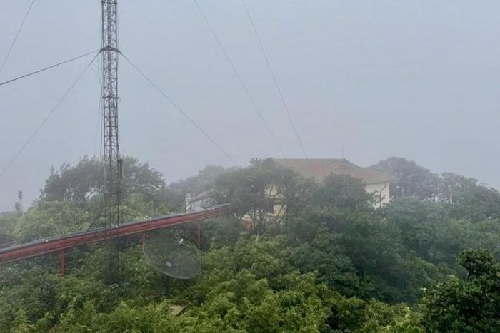 Trạm phát sóng nằm trên đỉnh Phja Oắc có hệ thống thiết bị điện tử cùng cột phát sóng hơn 70 m.