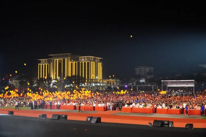 Không gian lung linh, rực rỡ, để lại những ấn tượng đẹp và trở thành kỷ niệm đáng nhớ trong Tết Độc lập của người dân Cao Bằng.