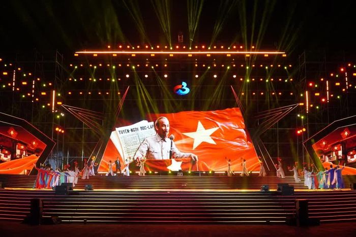 Hình ảnh Chủ tịch Hồ Chí Minh đọc Tuyên ngôn Độc lập được tái hiện trên sân khấu chương trình.