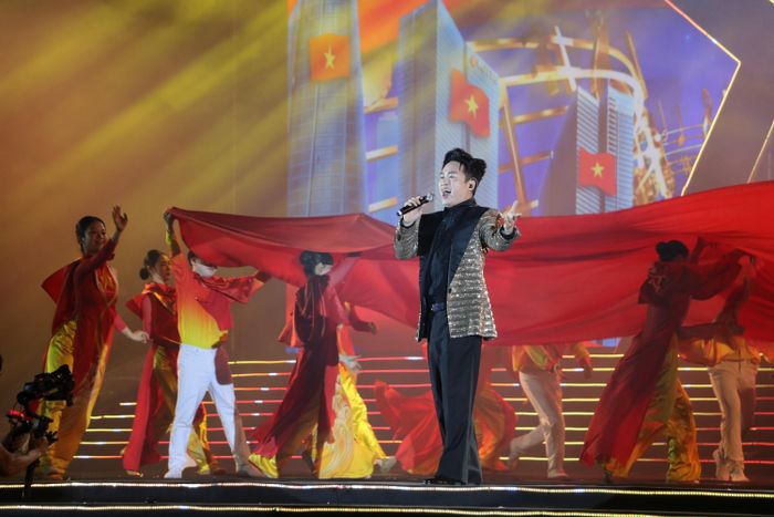 Sân khấu bùng nổ với màn trình diễn của ca sĩ Tùng Dương. Giọng hát giàu nội lực cùng phong cách trình diễn cuốn hút nhanh chóng khuấy động không khí và đưa khán giả bước vào đêm nghệ thuật.