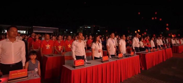 Một chút lắng đọng giữa không khí sôi động của đêm concert, khi hàng vạn khán giả cùng nghiêm trang hướng về sân khấu, lắng nghe Chủ tịch Hồ Chí Minh đọc bản Tuyên ngôn Độc lập. 