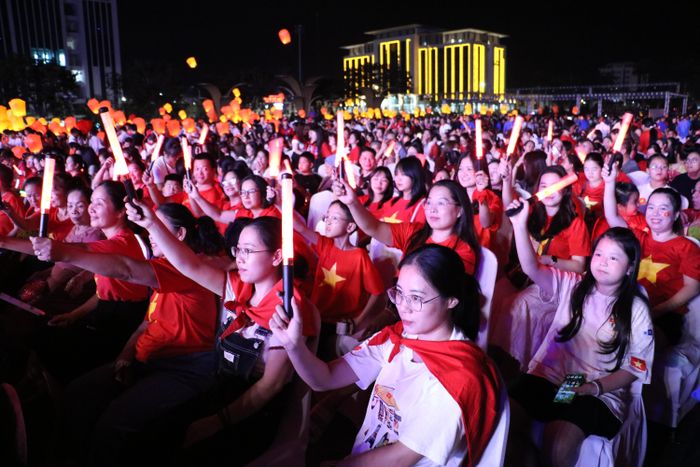 Lightstick rực sáng giữa biển người, cùng những tiếng reo hò cổ vũ. Khán giả hòa mình vào từng giai điệu, tạo nên bầu không khí sôi động ngay từ những phút đầu của chương trình.