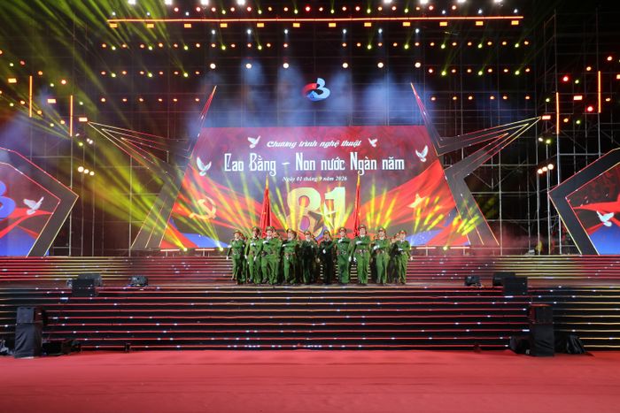 Chương trình có sự tham gia của hơn 100 cán bộ, chiến sĩ lực lượng Công an tạo điểm nhấn. Hình ảnh người chiến sĩ trong đội hình ngay ngắn, nghiêm trang góp phần lan tỏa niềm tự hào, tinh thần trách nhiệm và tình yêu Tổ quốc.