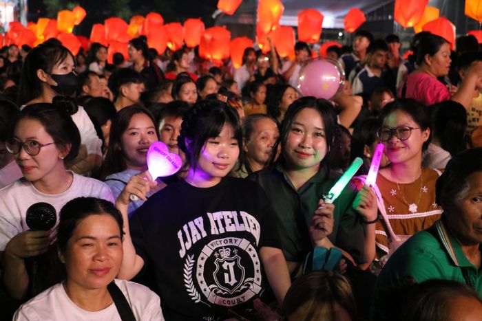  Với nhiều bạn trẻ, concert không chỉ là một đêm thưởng thức âm nhạc mà còn là dịp hòa mình vào không khí lễ hội đặc biệt của quê hương.
