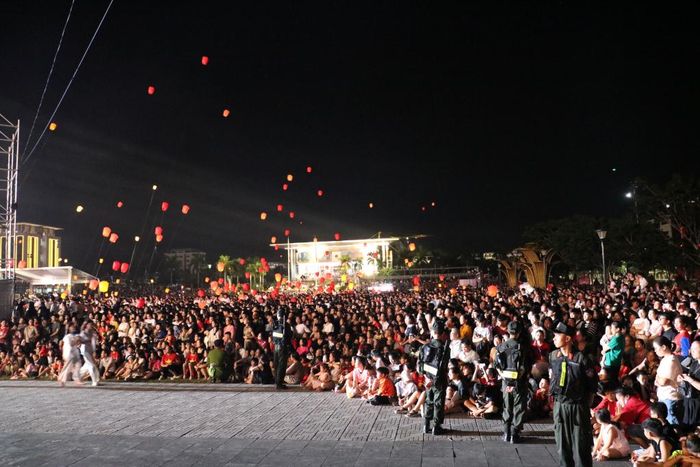 Biển người khu vực tổ chức chương trình tạo nên không khí sôi động hiếm có.