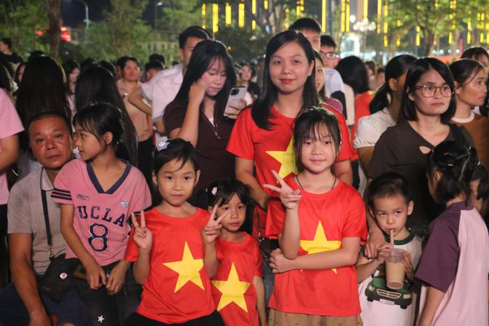 Trong dòng người đến với concert, sắc đỏ của những chiếc áo cờ đỏ sao vàng nổi bật. Các gia đình cùng nhau tham dự chương trình, hòa chung không khí vui tươi, phấn khởi trong những ngày cả nước mừng Quốc khánh.