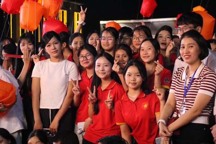 Không chỉ người lớn, đông đảo học sinh cũng hào hứng hòa mình vào chương trình. Những ánh mắt, nụ cười rạng rỡ cho thấy sức hấp dẫn của một đêm nghệ thuật dành cho cộng đồng.