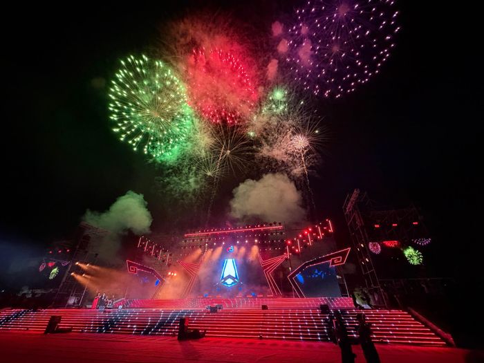 Đêm concert khép lại trong ánh sáng rực rỡ của màn pháo hoa tầm cao và những giai điệu điện tử sôi động. Bầu trời Cao Bằng bừng sáng, khép lại một đêm nghệ thuật đầy cảm xúc trong dịp Quốc khánh.