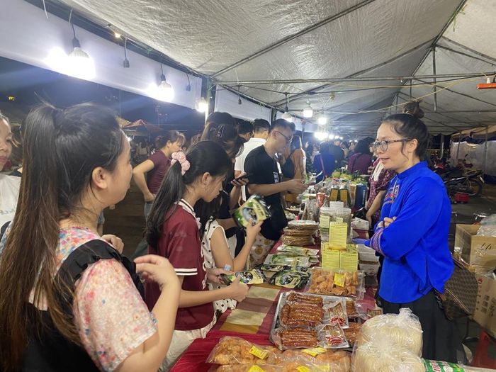 Các mặt hàng đặc sản Cao Bằng được nhiều du khách quan tâm tìm mua.