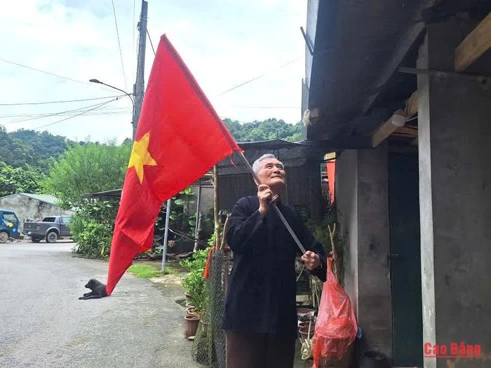 Ông Dương Trí Quân treo cờ Tổ quốc trước hiên nhà trong dịp Quốc khánh.