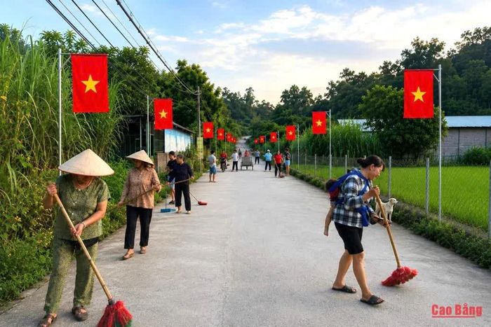 Người dân xóm Pác Bó vệ sinh đường làng, chung sức xây dựng quê hương nơi biên cương.