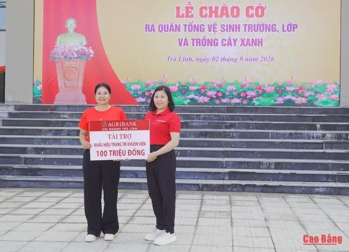 Ngân hàng Agribank Chi nhánh Trà Lĩnh tặng quà Trường Phổ thông nội trú Tiểu học và THCS Trà Lĩnh.