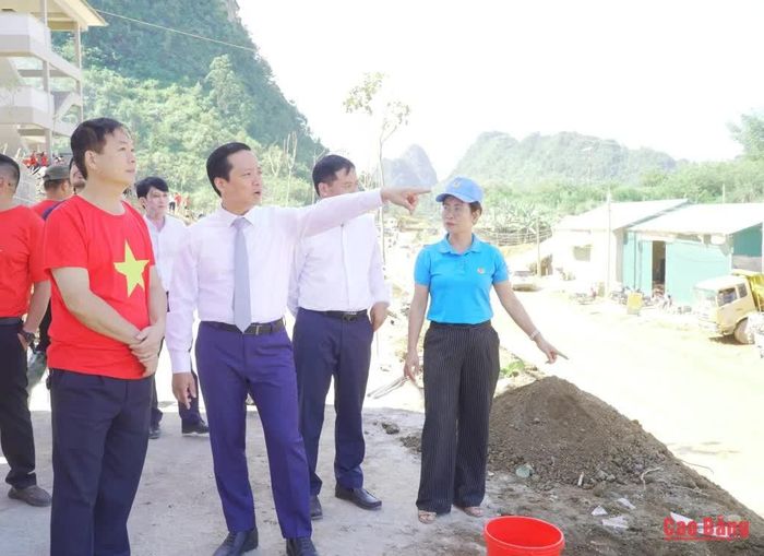 Chủ tịch UBND tỉnh Lê Hải Hòa kiểm tra các hạng mục tại Trường Phổ thông nội trú Tiểu học và THCS Trà Lĩnh trước ngày khai giảng năm học mới.